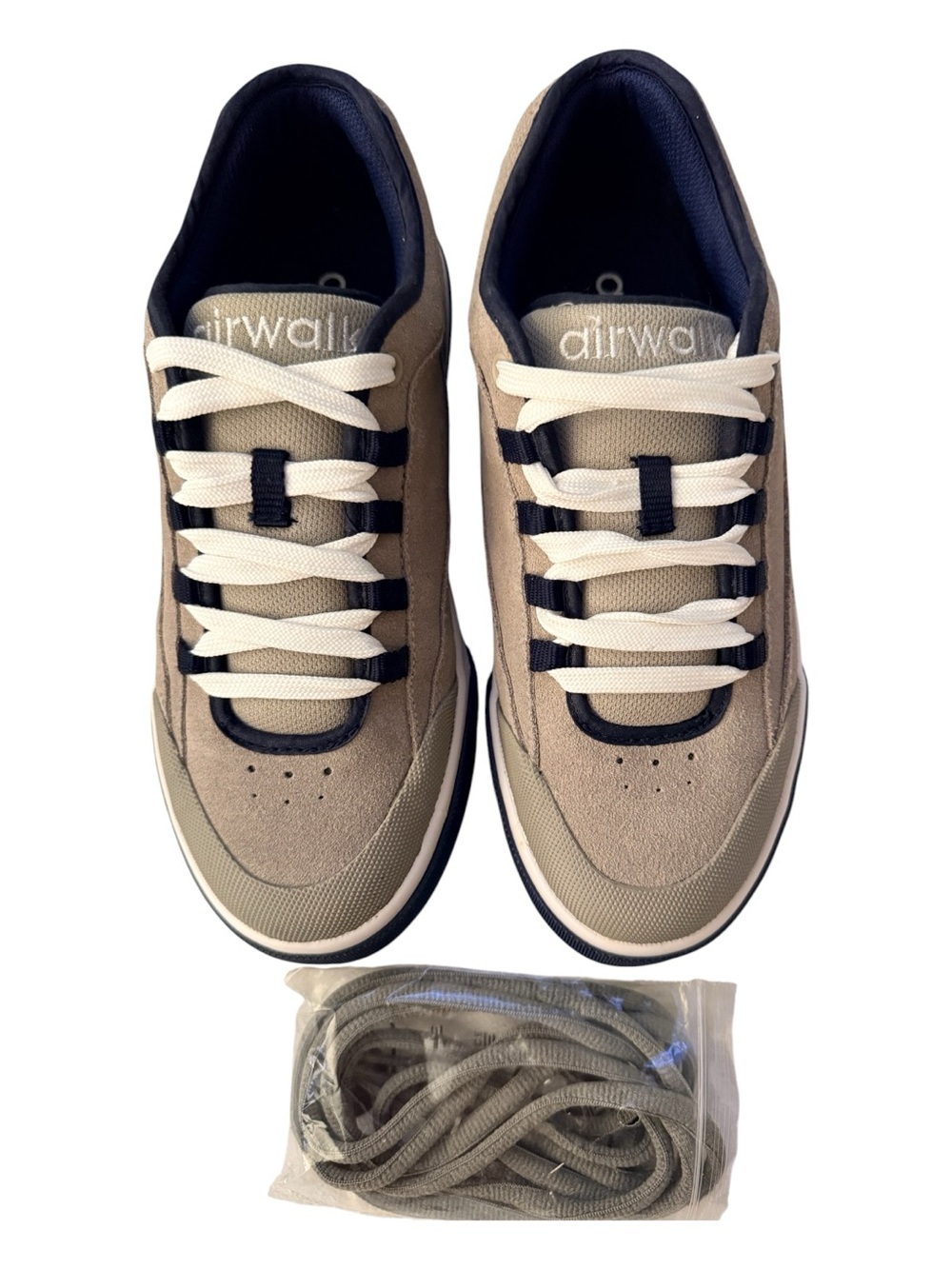 Airwalk boys/men grey & Navy leather Sneakers w/ grey or white laces. Casual sz5